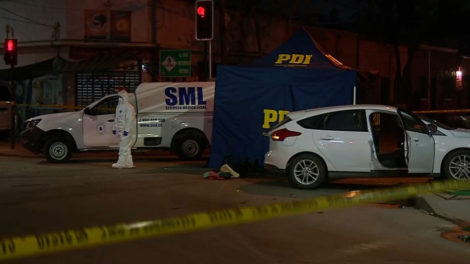 Un muerto y un herido en riesgo vital tras ataque a balazos a un auto en Estación Central