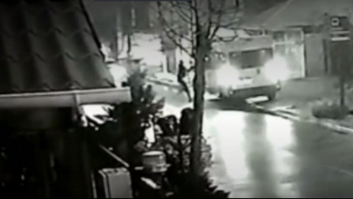 Video muestra momento exacto en que conductora de furgón escolar es encañonada por asaltante