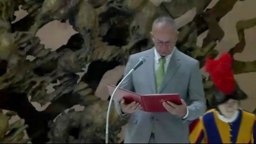 Registran el momento en que un guardia suizo se desmaya en plena audiencia del papa Francisco