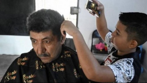 Niño de 12 años trabaja en una barbería para ayudar a su familia: 'Mi papi me compró la primera máquina'
