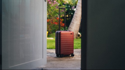 'Afligida por el descubrimiento': familia halla restos de dos niños al interior de maletas subastadas en un almacén