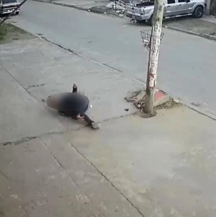 Adolescente fue baleado por delincuente que le robó el celular a la salida del colegio Adolescente fue baleado por delincuente que le robó el celular a la salida del colegio