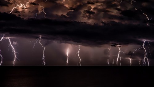 Pones en riesgo tu vida: Esta es la razón por la que jamás deberías ducharte durante una tormenta eléctrica