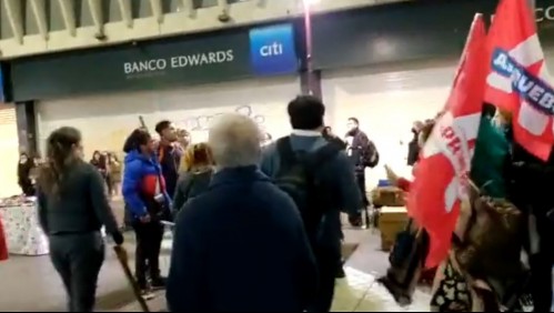 Ambulantes amedrentan con palos y fierros a adherentes del Apruebo en Santiago