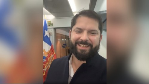 'Pestañea dos veces': Presidente Boric muestra su apoyo al Apruebo en live de Instagram