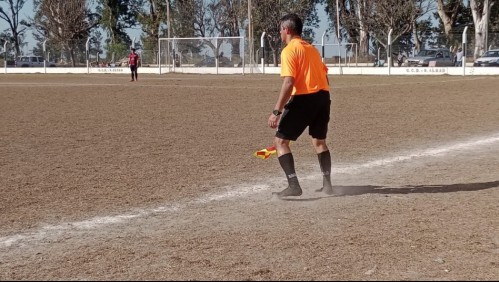 'Gracias por ayudarme': Árbitro se quitó sus zapatillas y se las prestó a un niño durante un partido