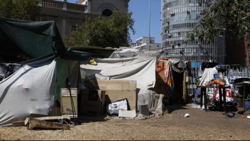 Municipalidad de Santiago reubicó a 84 personas que ocupaban con carpas el bandejón central de la Alameda