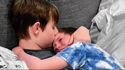 El desgarrador abrazo de un adolescente con su hermanito tras contarle que tiene cáncer terminal