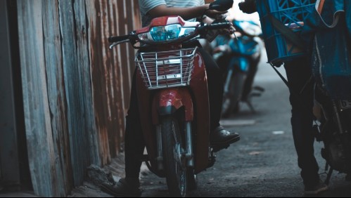 'No había hecho nada malo': repartidor es detenido por error al llevar un maniquí de acompañante