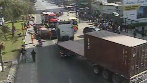 Accidente que involucra a auto y motos genera desvíos de tránsito en Estación Central