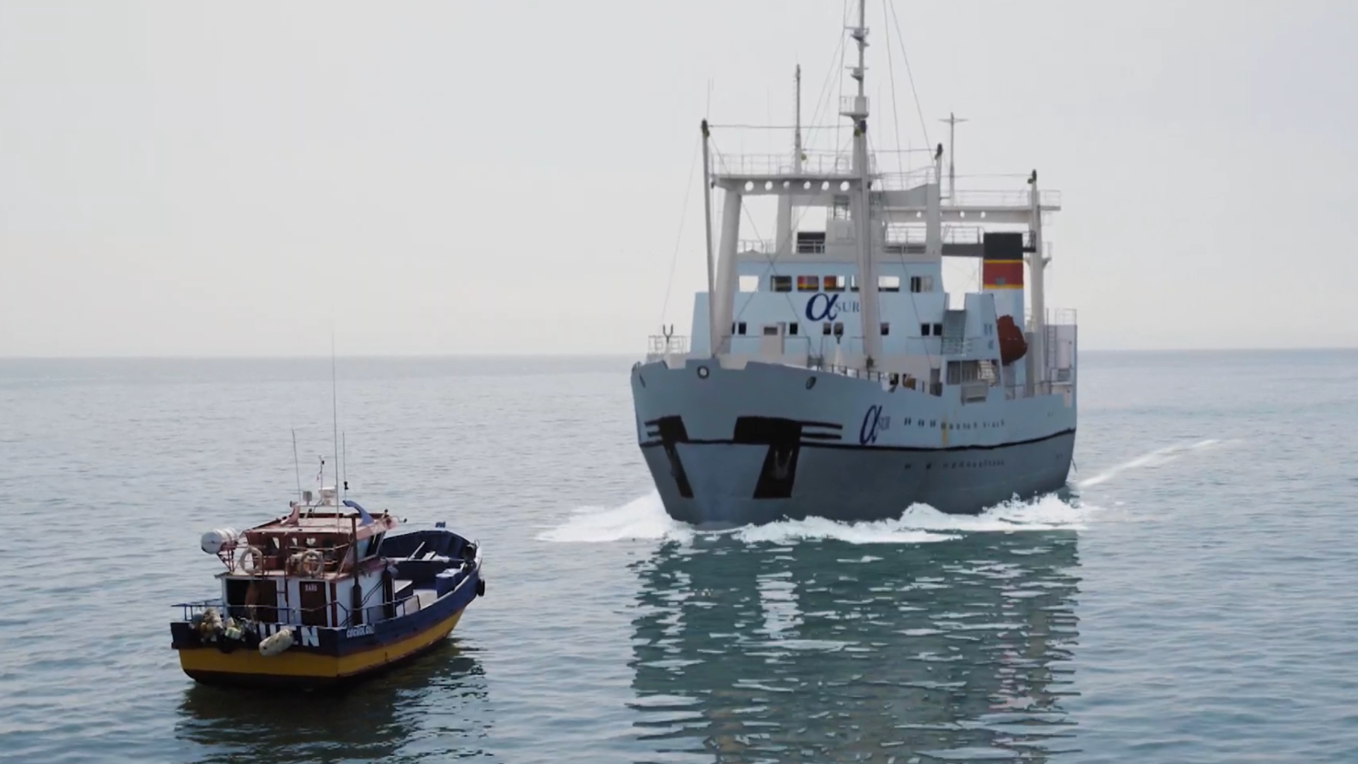 Fabián en la lancha enfrentándose al gran barco de la pesquera