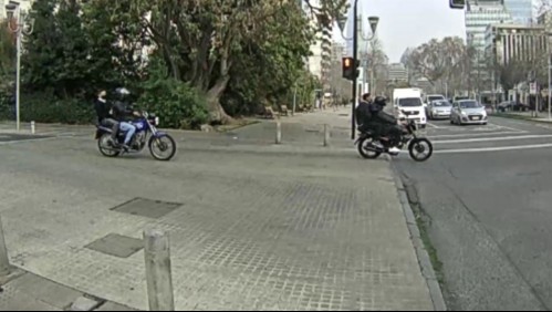 Motochorros roban más de $20 millones a persona que salía de un banco en Las Condes