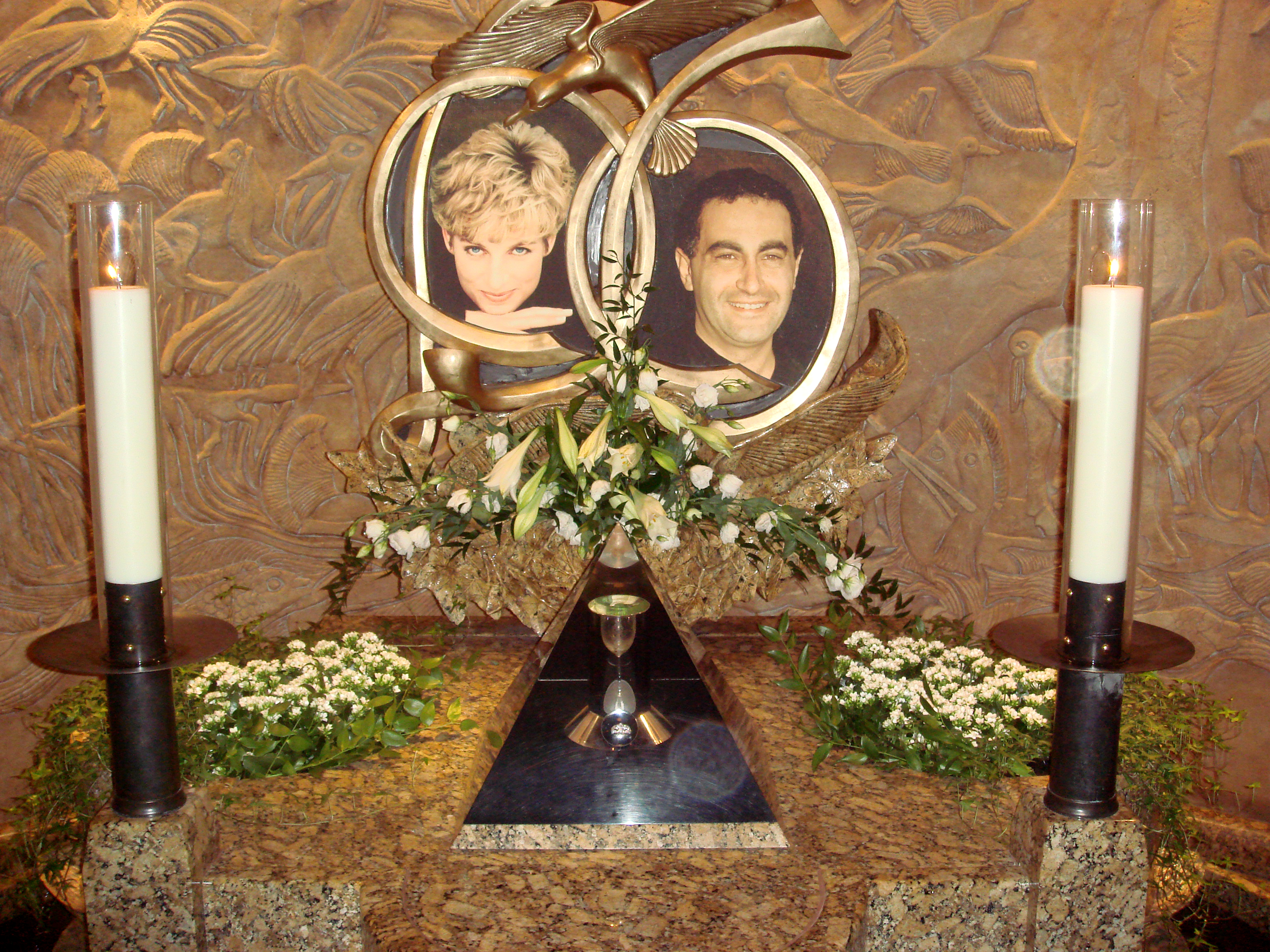 Memorial en honor a Diana de Gales y Dodi Al Fayed