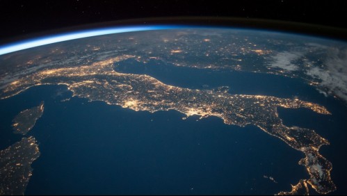 Luz brillante aparece en el desierto y puede verse desde el espacio: ¿A qué se debe este fenómeno?