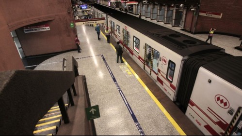 Metro de Santiago cierra estación debido a manifestaciones en la Alameda
