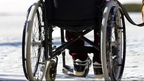 'Ya hice mucho por ella': Adulta mayor en silla de ruedas es abandonada por su hijo en un bar de Argentina