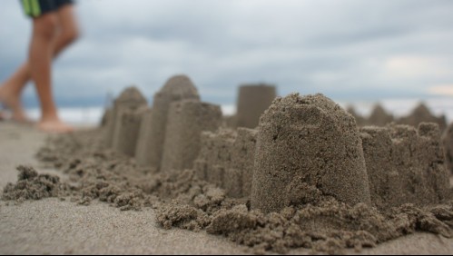 Niño de 11 años fallece aplastado por castillo de arena en playa de Pelluhue