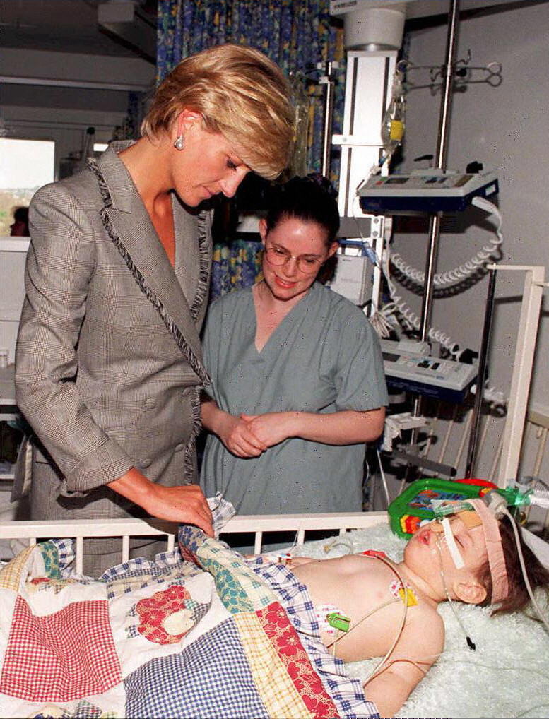 Diana de Gales en un hospital pediátrico en 1997