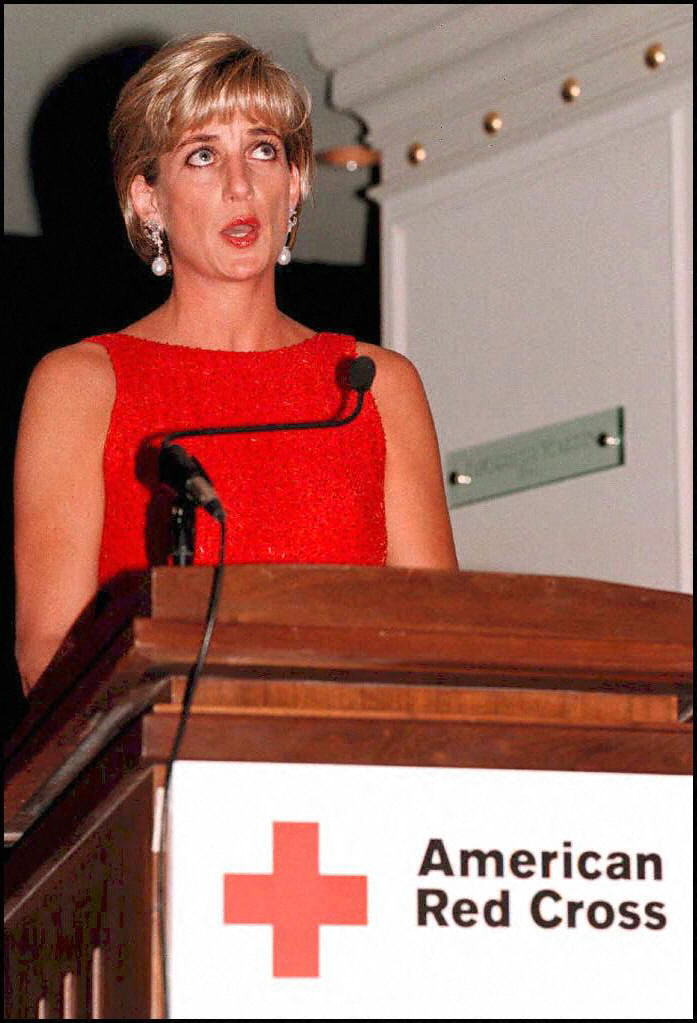 Diana de Gales en la Cruz Roja Americana en 1997