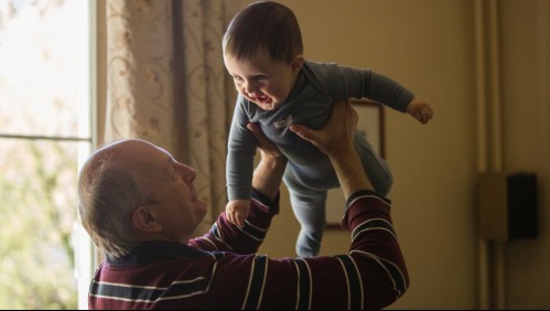 Hogar de ancianos 'contrata' a bebés para acompañar a sus residentes y hacerlos sonreír