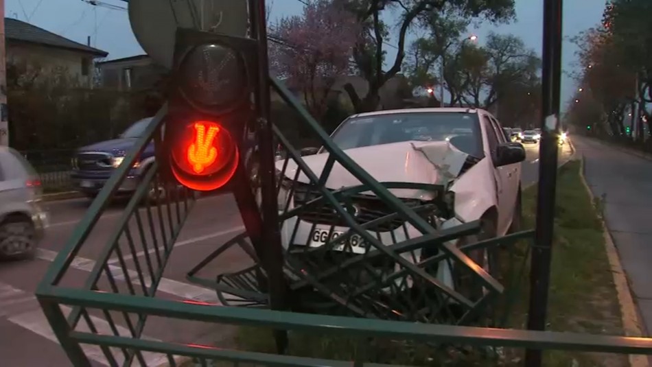 Conductor termina chocando contra una reja y un semáforo intentando evitar una encerrona Conductor termina chocando contra una reja y un semáforo intentando evitar una encerrona