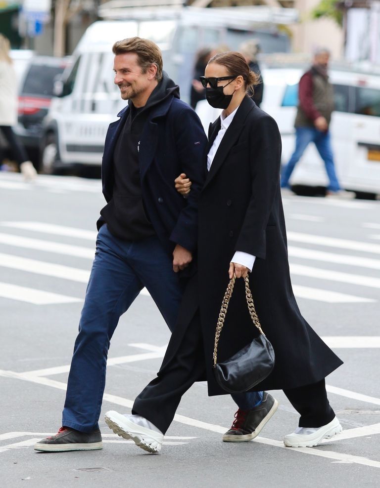 Bradley Cooper e Irina Shayk paseando en 2021