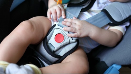 Bebé muere tras ser olvidado dentro de un auto bajo el sol por sus padres