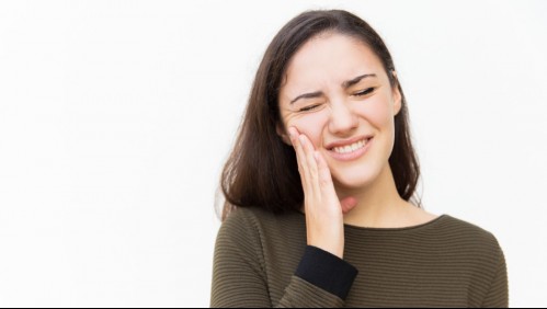 ¿Amaneces con dolor de cabeza? 7 señales que podrían indicar que haces rechinar los dientes en la noche