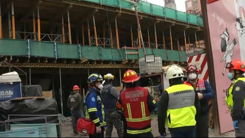 Se derrumba parte de la construcción de un edificio en Las Condes: No hay personas atrapadas