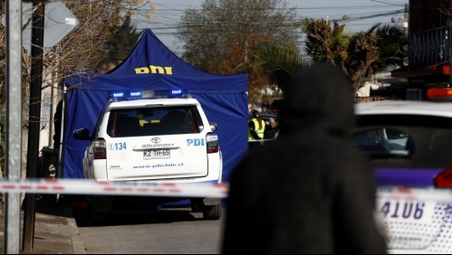 Hombre es hallado muerto en plena calle: Presenta un impacto de bala en la cabeza y estaba cubierto con una frazada
