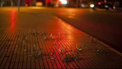 Delincuentes intimidan con armas de fuego a familia en Vitacura: Lanzaron 'miguelitos' en medio de persecución