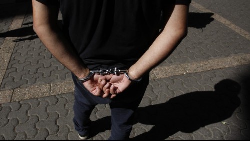 Persecución a vehículo con encargo por robo termina con delincuentes chocando con un poste: Un menor fue detenido