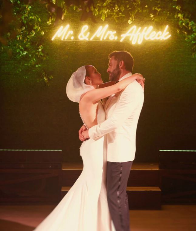 Jennifer y Ben Affleck celebrando su boda