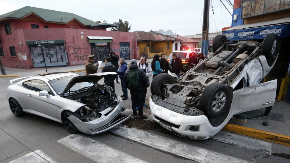 choque Un herido y dos detenidos: Espectacular persecución terminó con el volcamiento de un automóvil en Conchalí