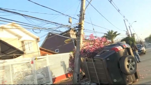 'Pensamos que era un portonazo': Sujetos volcaron un auto que paró frente al portón de una vivienda en Maipú