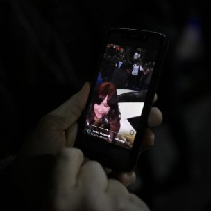 Se habría perdido información: Celular del agresor de Cristina Fernández fue formateado por la policía