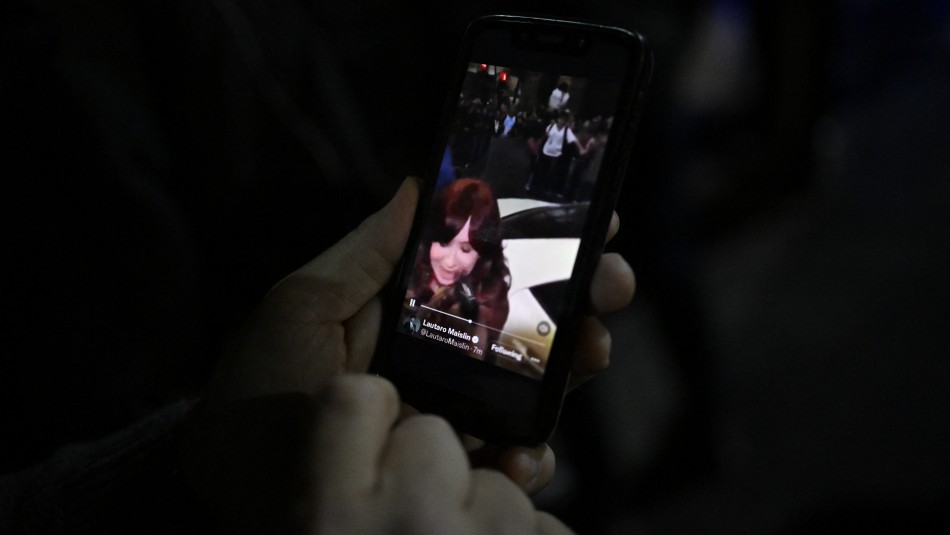 Se habría perdido información: Celular del agresor de Cristina Fernández fue formateado por la policía