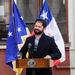 Presidente Gabriel Boric retornó a Santiago para seguir el cierre de las elecciones desde La Moneda