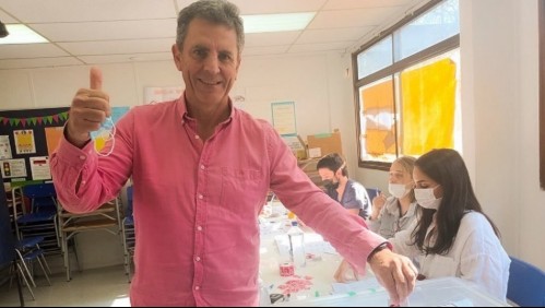 Gonzalo de la Carrera protagoniza nueva polémica al fotografiar y compartir su voto