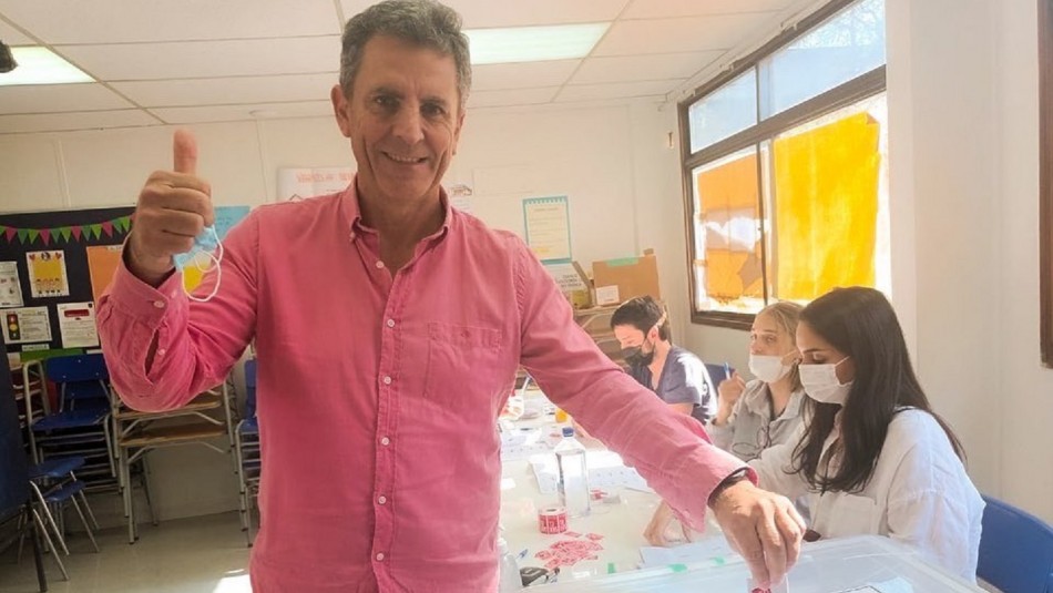 Gonzalo de la Carrera protagoniza nueva polémica al fotografiar y compartir su voto Gonzalo de la Carrera protagoniza nueva polémica al fotografiar y compartir su voto