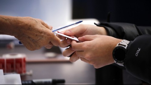 'Esta información es falsa': Servel responde a denuncia por presuntos votos duplicados en local de votación