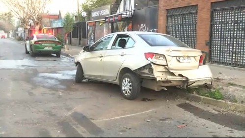 Habría sido un vehículo robado: Sujetos estrellan automóvil contra un árbol tras persecución en Quinta Normal
