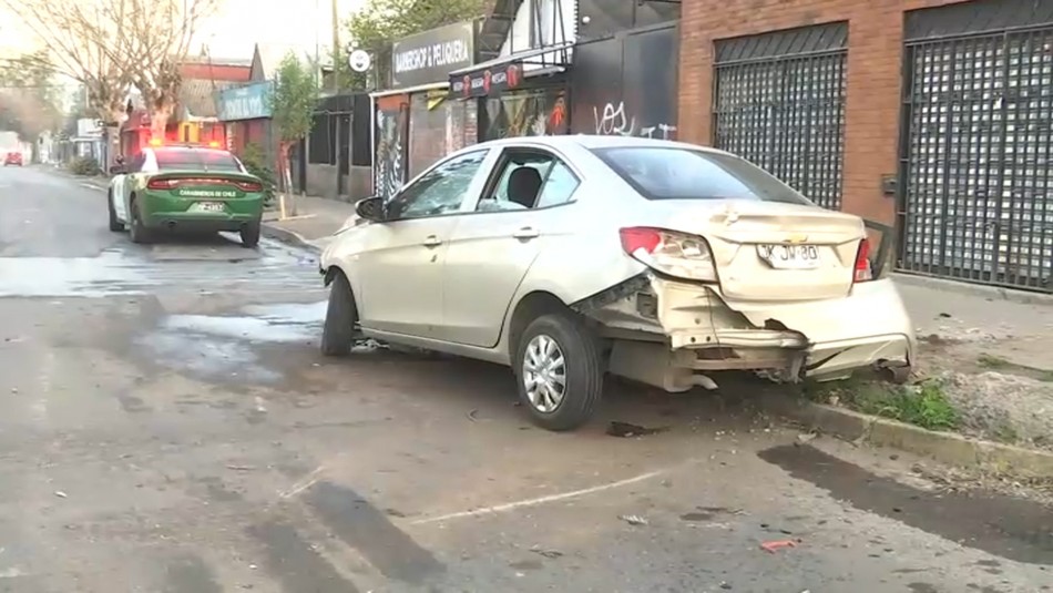 Habría sido un vehículo robado: Sujetos estrellan automóvil contra un árbol tras persecución en Quinta Normal
