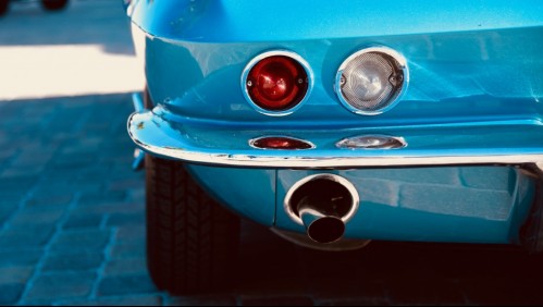 Pareja olvida apagar el auto dentro de un motel y muere intoxicada por monóxido de carbono