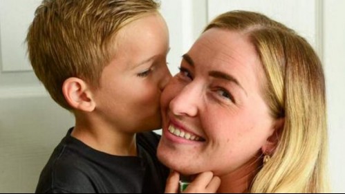 'Tomó el control de todo el asunto': Madre es salvada por su hijo de 8 años tras desmayarse y caer por las escaleras