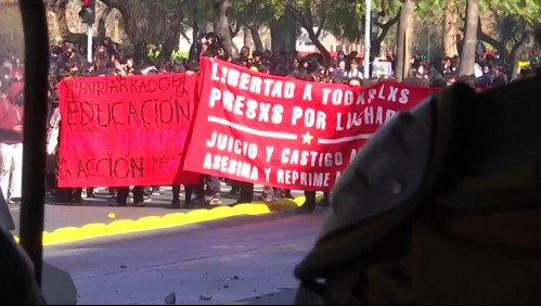 Marcha en la Alameda resulta con incidentes y provoca desvíos de tránsito y cierre de estaciones de Metro
