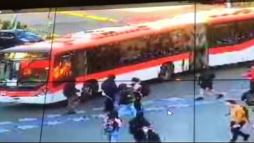 Manifestaciones provocan desvíos y cierres de estaciones de Metro: Carabineros informa la quema de un bus