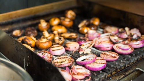 Esta es la razón por la que deberías limpiar tu parrilla con una cebolla, según los expertos