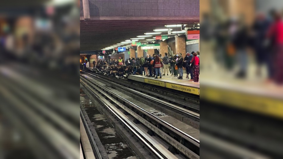 Estudiantes obligaron a cerrar estación de Metro tras sentarse al borde del andén Estudiantes obligaron a cerrar estación de Metro tras sentarse al borde del andén