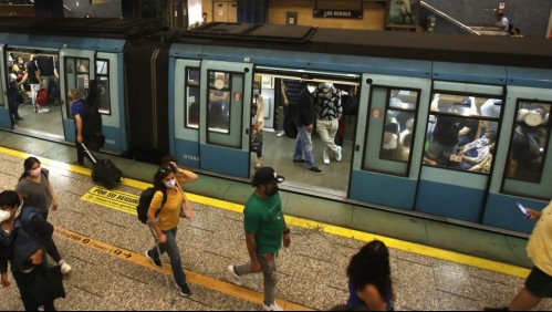 Metro de Santiago restablece su servicio en estaciones de las líneas 1 y 2